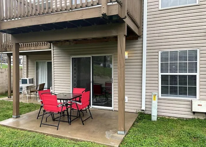 New Remodeled Luxury Condo By The Lake, No Stairs!