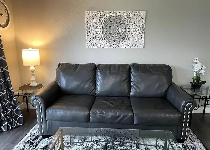 New Remodeled Luxury Condo By The Lake, No Stairs!