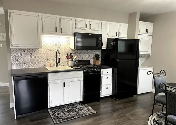 New Remodeled Luxury Condo By The Lake, No Stairs!