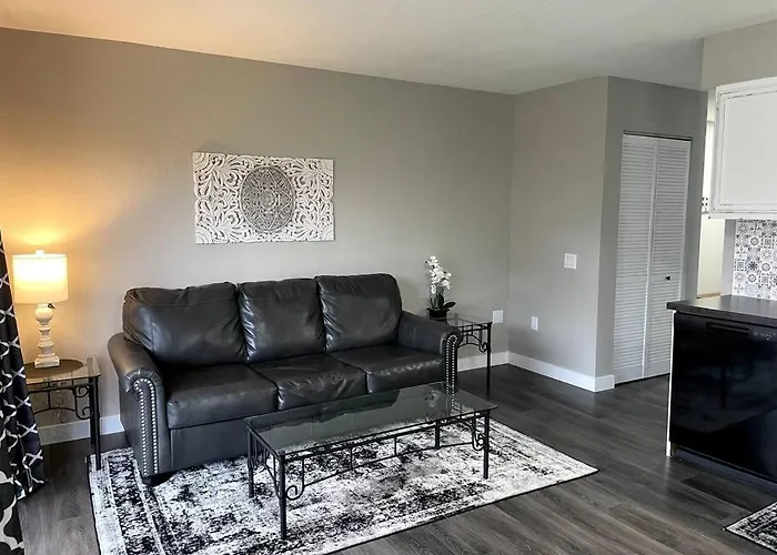 New Remodeled Luxury Condo By The Lake, No Stairs!