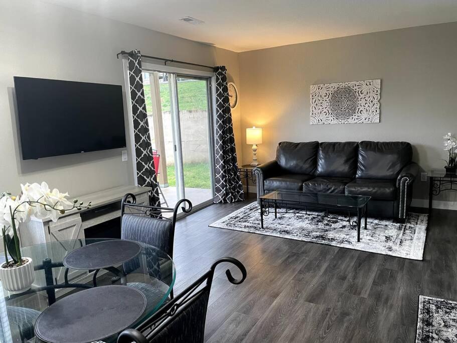 Ferienhaus New Remodeled Luxury By The Lake, No Stairs! *